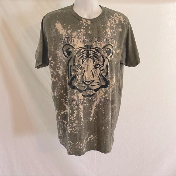 Tultex Other - Tultex Green and Cream Short Sleeve Tee with Tiger Graphic